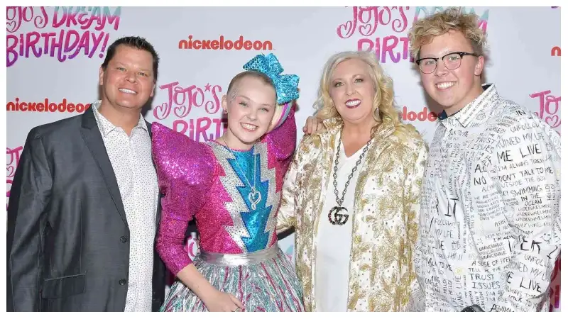 JoJo Siwa family